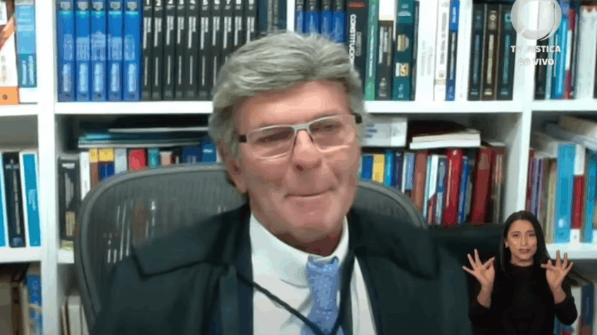 Fux chora ao se despedir de Barroso no STF: “Seja feliz”
