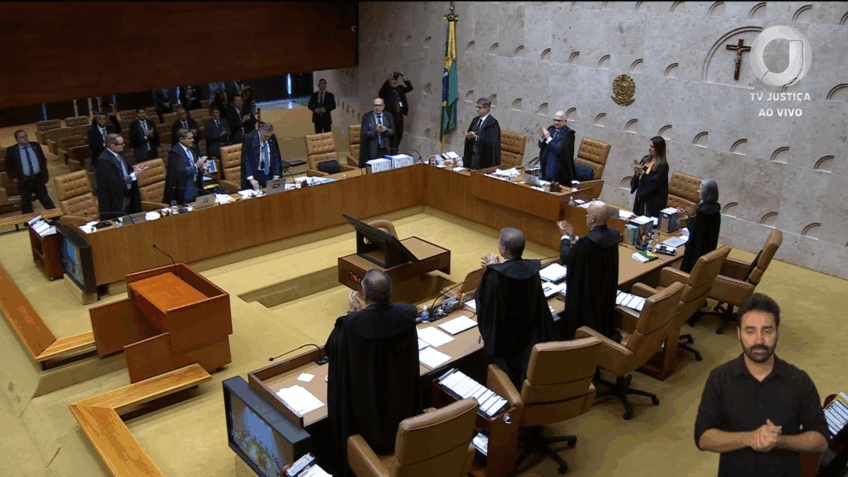 Barroso é aplaudido de pé por ministros ao anunciar aposentadoria