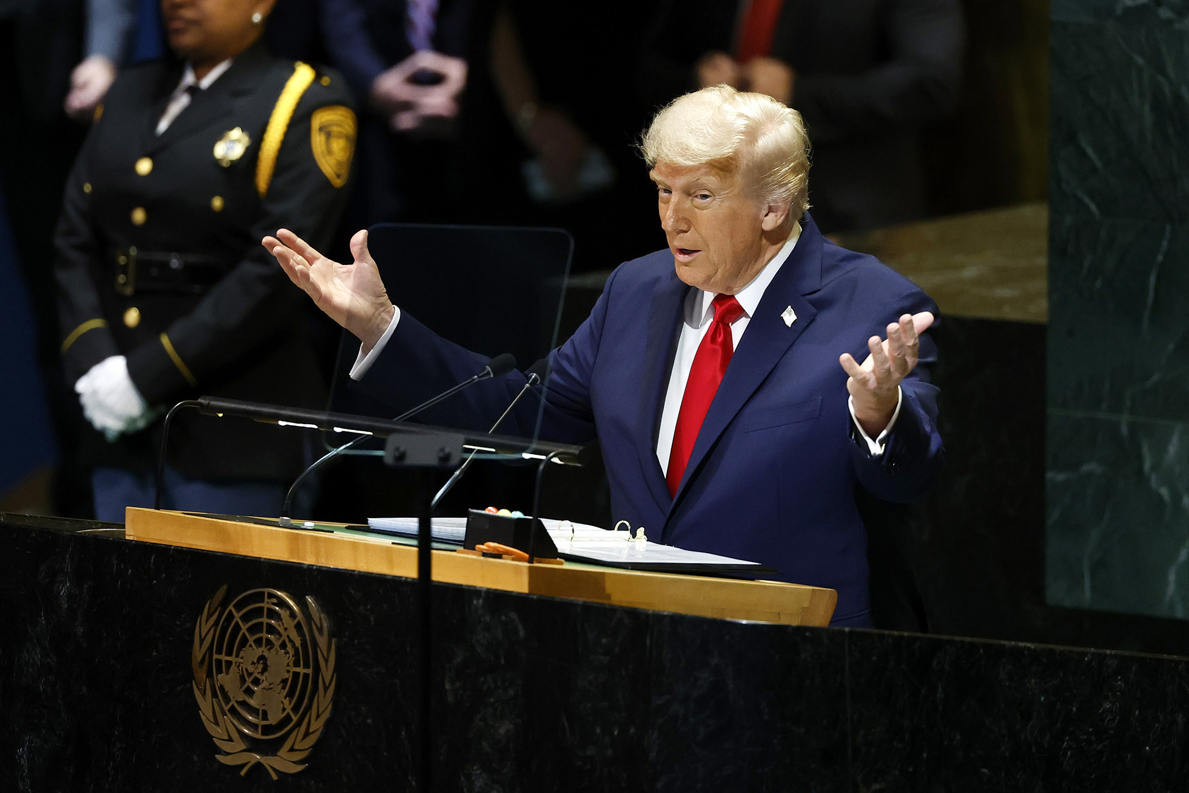 Trump extingue Dia dos Povos Indígenas e restaura feriado de Colombo