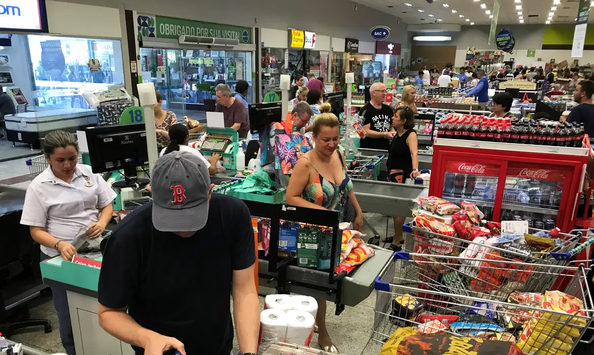 Preços dos alimentos caem pelo 4º mês consecutivo, diz IBGE