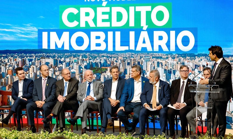 Lula pede “mudança estrutural” no modelo de crédito imobiliário