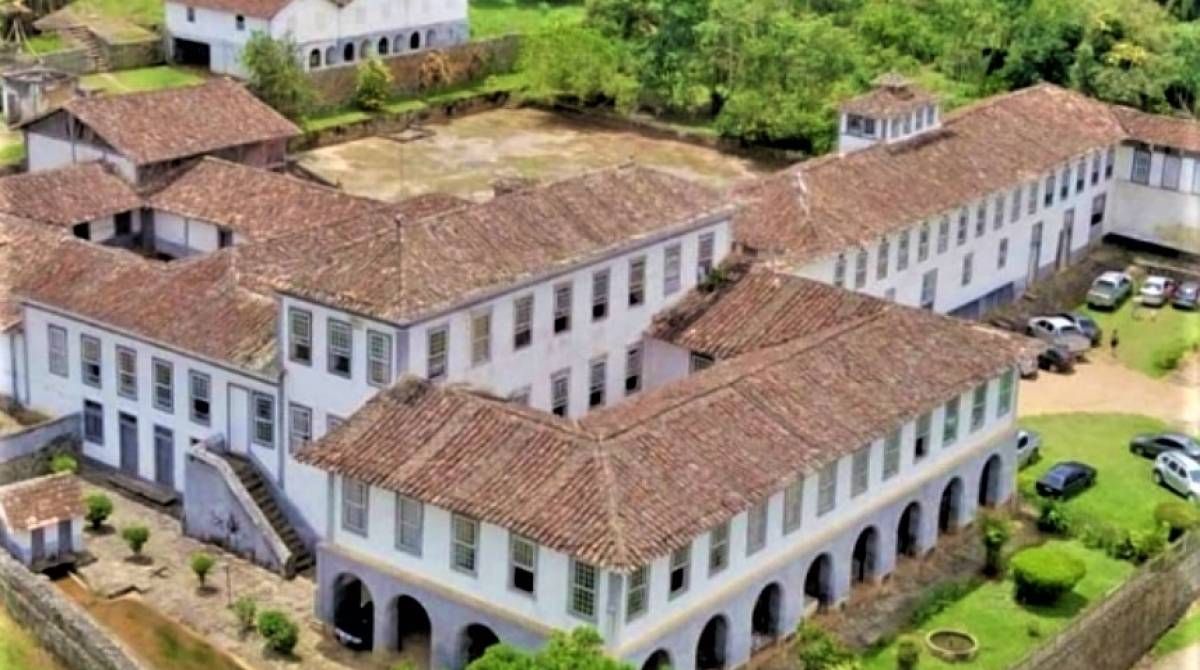 Maior fazenda da América Latina tem 365 janelas, 52 quartos, 12 janelas e uma história impressionante
