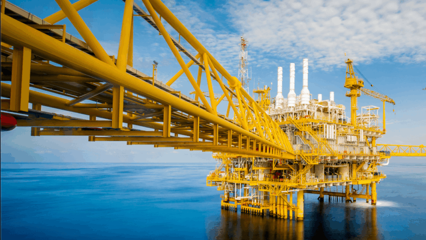 Petróleo cai 4% após Trump anunciar tarifa de 100% para a China