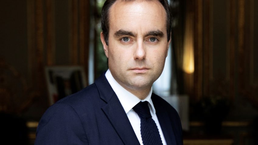 Macron reconduz Lecornu ao cargo de primeiro-ministro da França