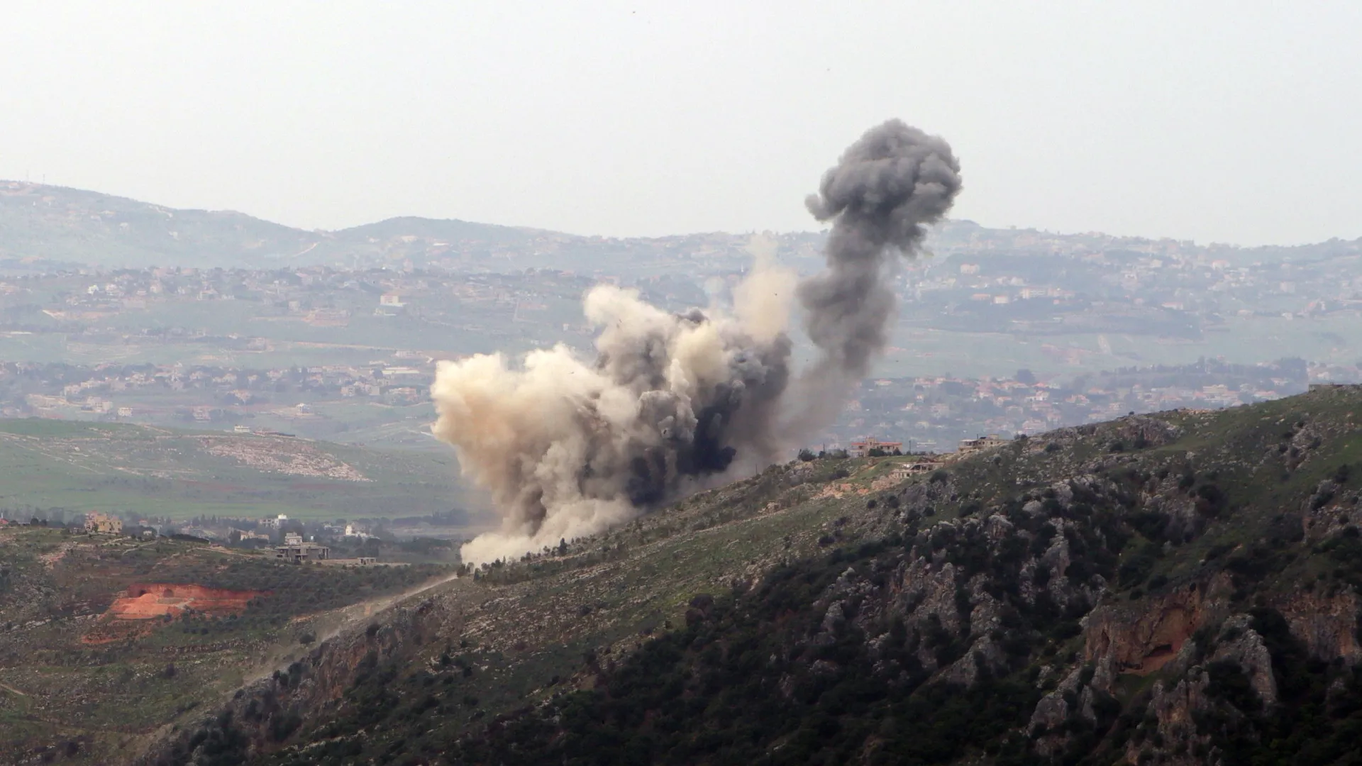 Após cessar-fogo em Gaza, Israel bombardeia o sul do Líbano