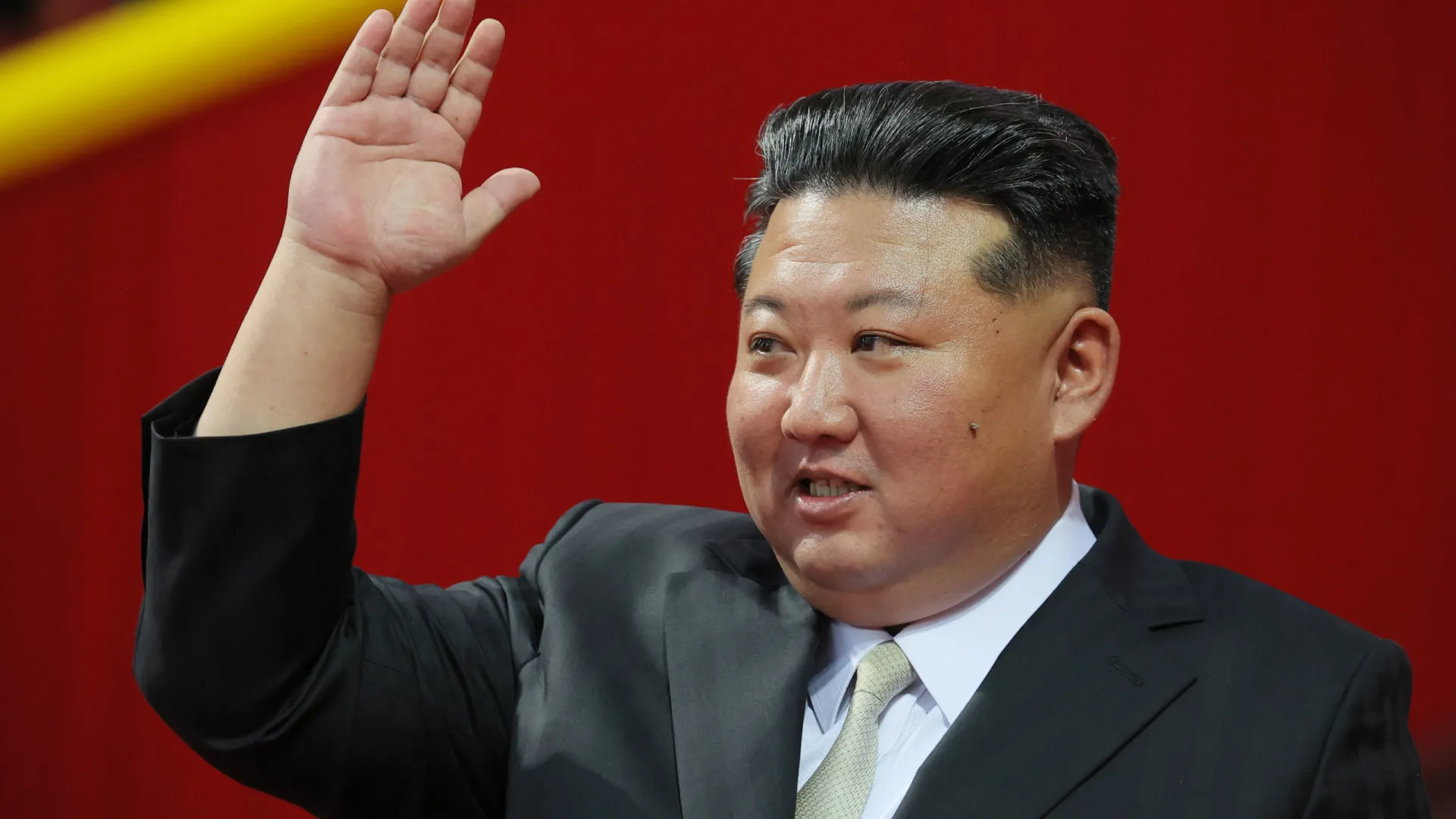 Kim Jong-un faz desfile militar na Coreia do Norte e apresenta novo míssil intercontinental