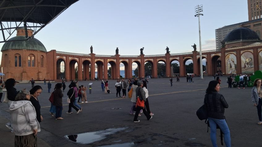 Aparecida deve receber 450.000 visitantes no feriado