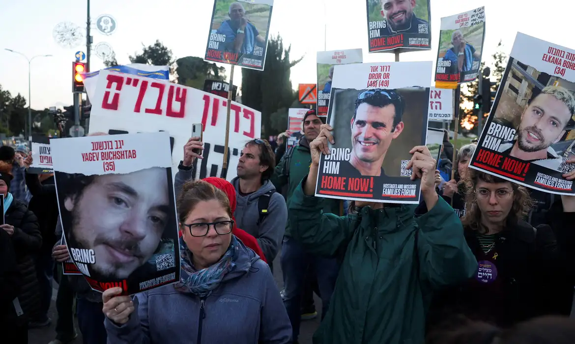 Israel prepara palestinos para troca por reféns capturados pelo Hamas