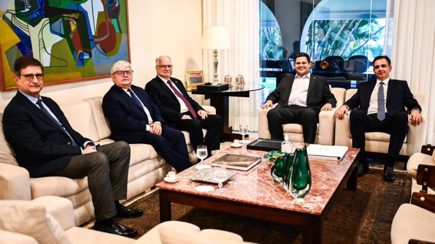 Alcolumbre recebe Fachin e Pacheco para "parceria institucional"