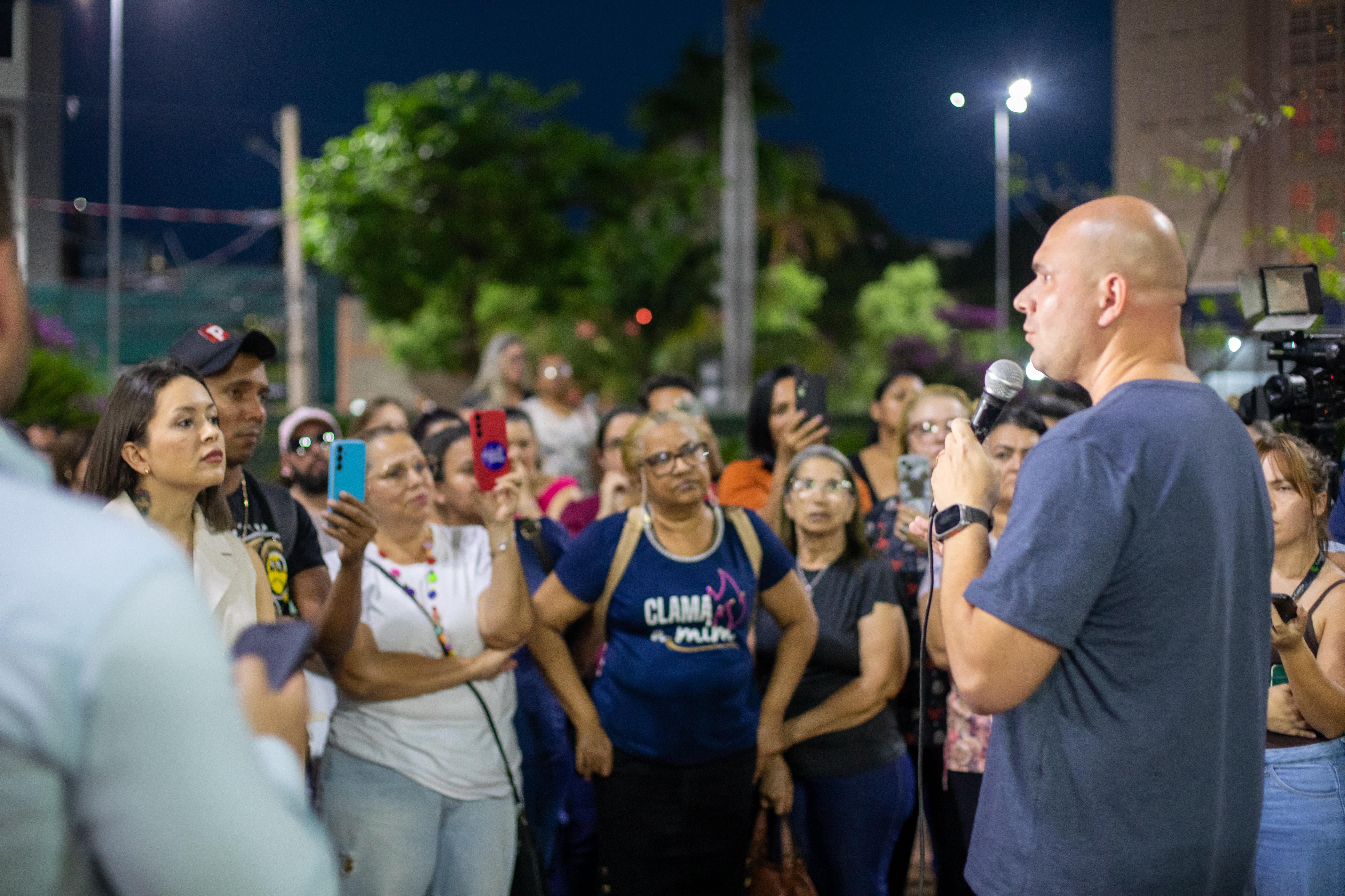 Em reunião na praça, Abilio reforça diálogo e busca consenso com servidores