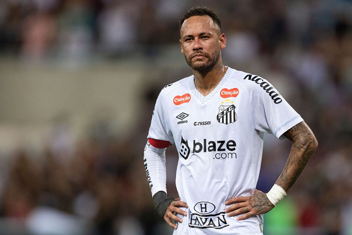 Neymar quer transferência para o futebol italiano, diz jornal espanhol