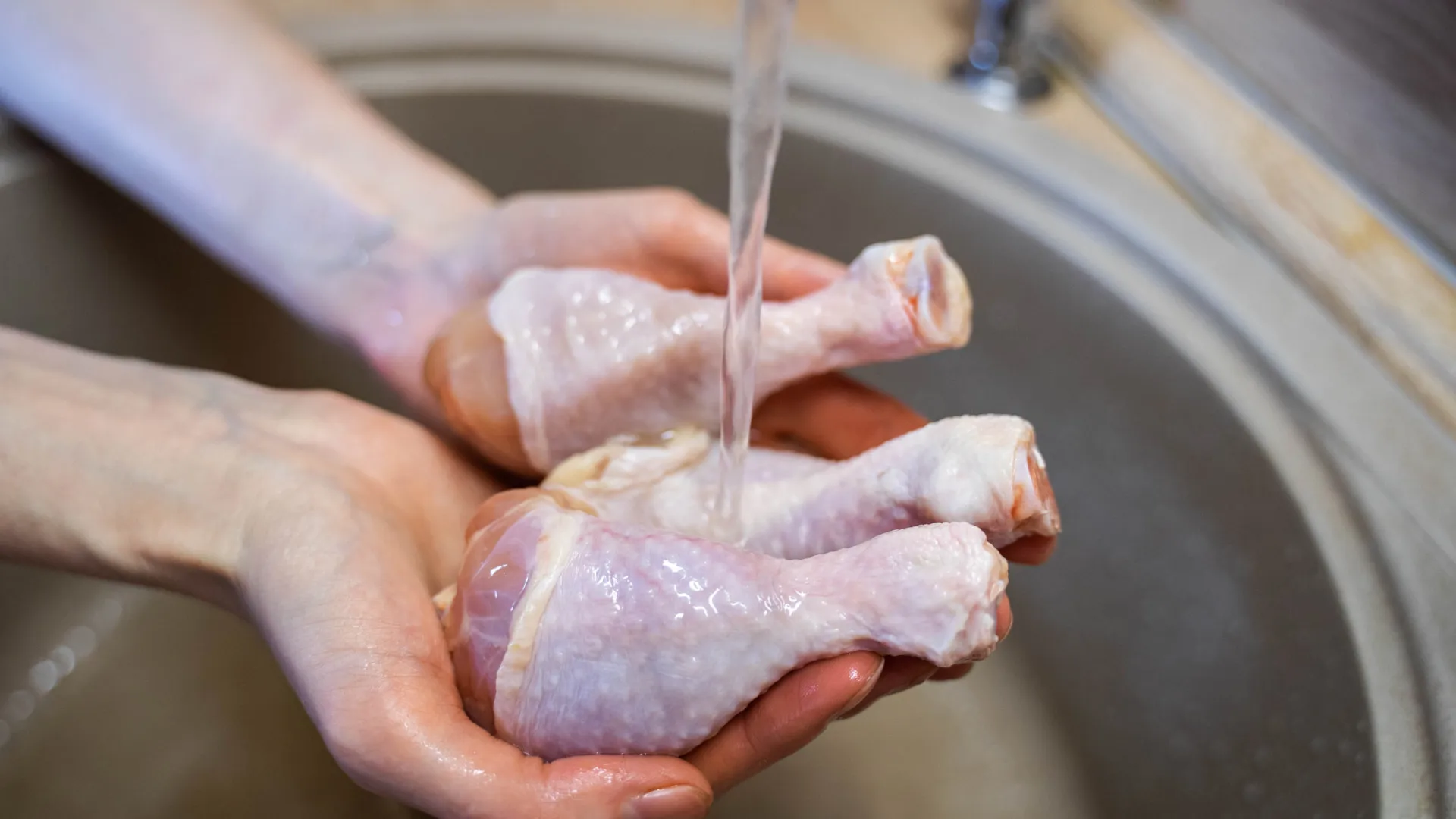 Lavar o frango antes de cozinhar pode matar, e a ciência explica o porquê