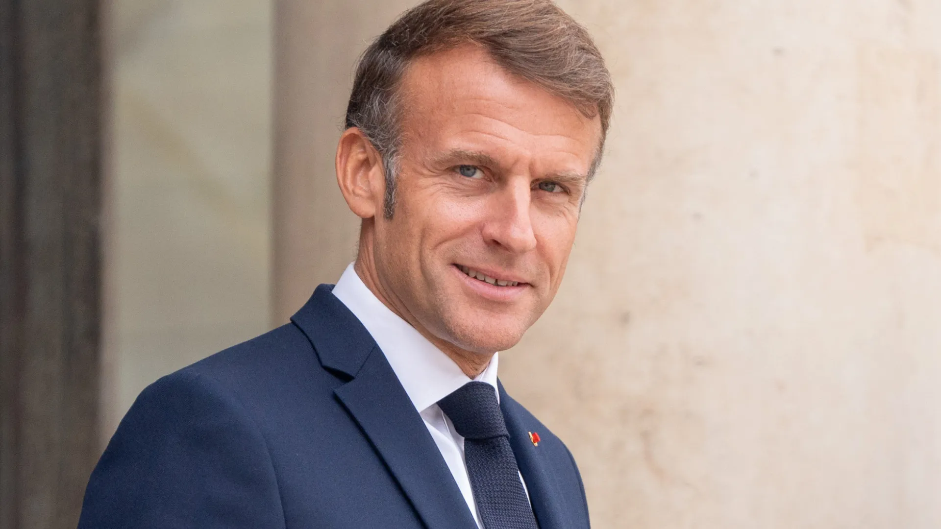 Macron cede, e França suspende reforma da Previdência até eleição presidencial de 2027