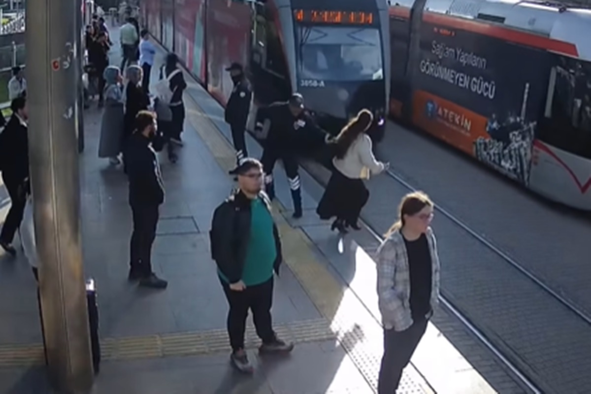 Que susto: mulher escapa de ser atropelada por trem na Turquia. Vídeo