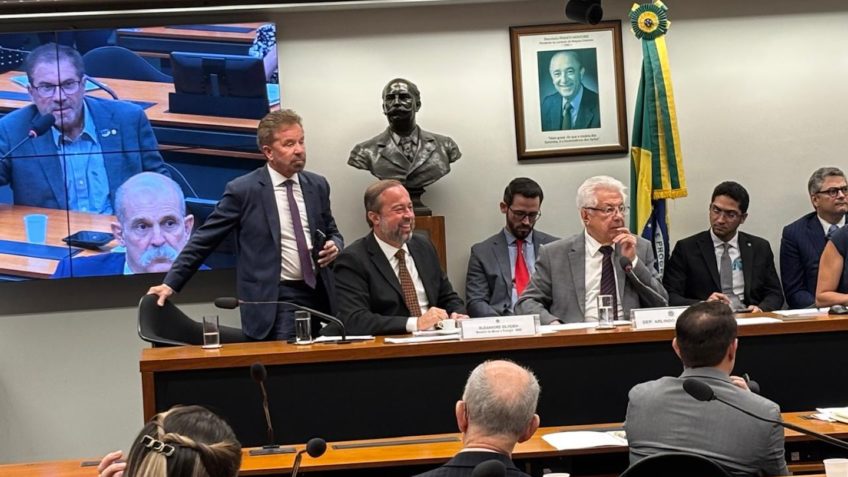 Governo planeja 1º leilão de baterias para dezembro de 2025