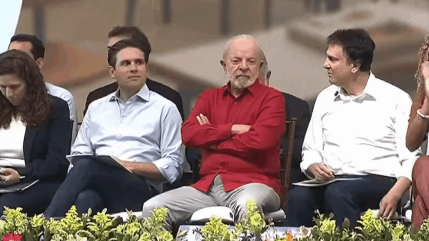 Ao lado de Motta, Lula diz que Congresso tem "baixo nível"
