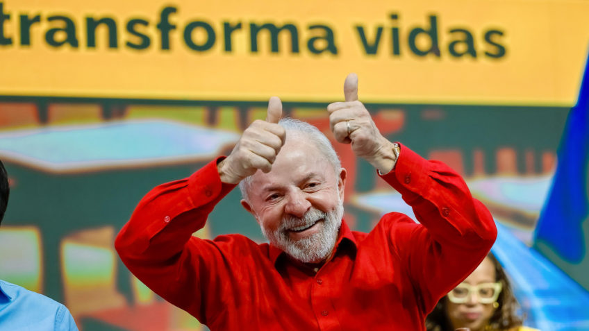 Lula cita governadores presos no Rio e diz que Estado vota errado
