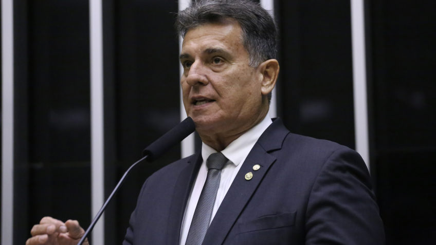Fim da obrigatoriedade de autoescolas vira alvo de deputado do PL