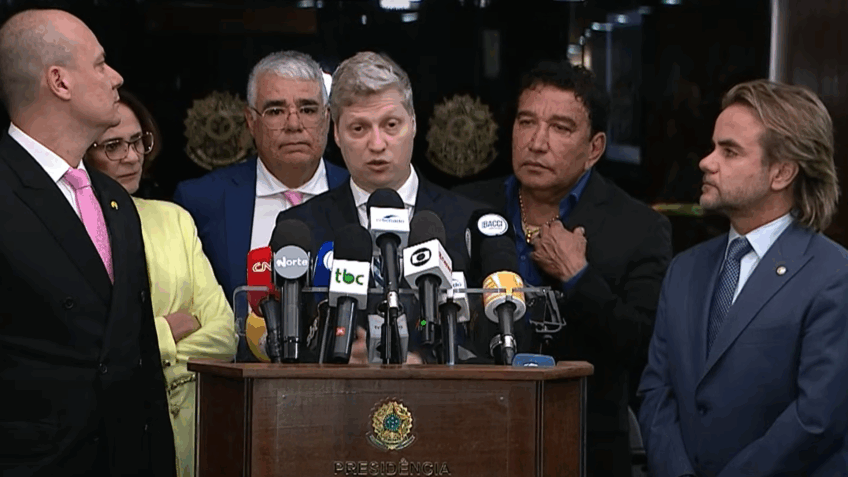 Oposição apresenta pedido de impeachment contra Dino e Moraes