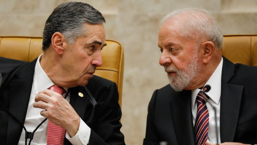 Lula assina aposentadoria de Barroso do STF