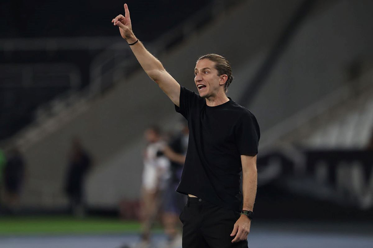 Filipe Luís projeta jogo contra o Palmeiras faz crítica à arbitragem