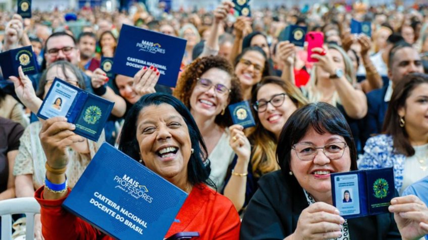Carteira para professores pode ser solicitada a partir desta 5ª feira