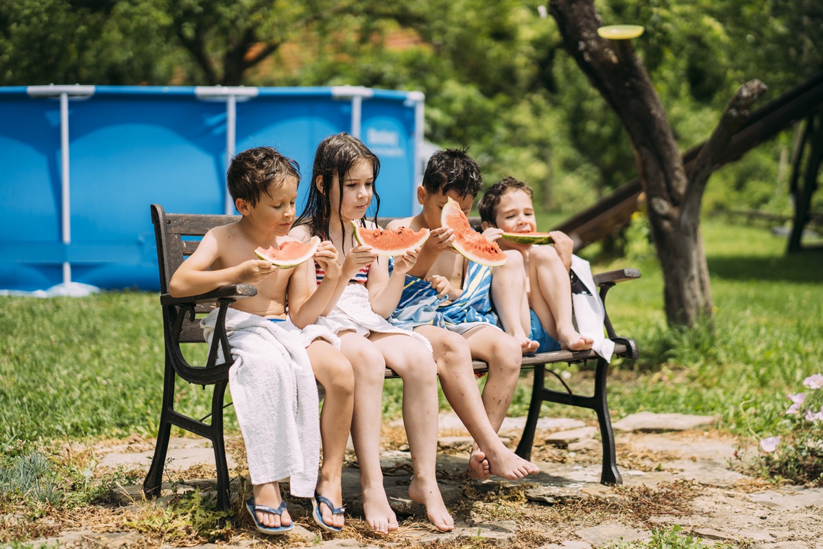 Mito ou verdade? Entenda se entrar na piscina após comer faz mal