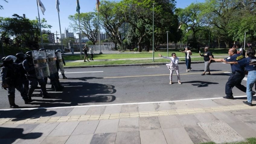 Vereadores ficam feridos em confronto na Câmara de Porto Alegre