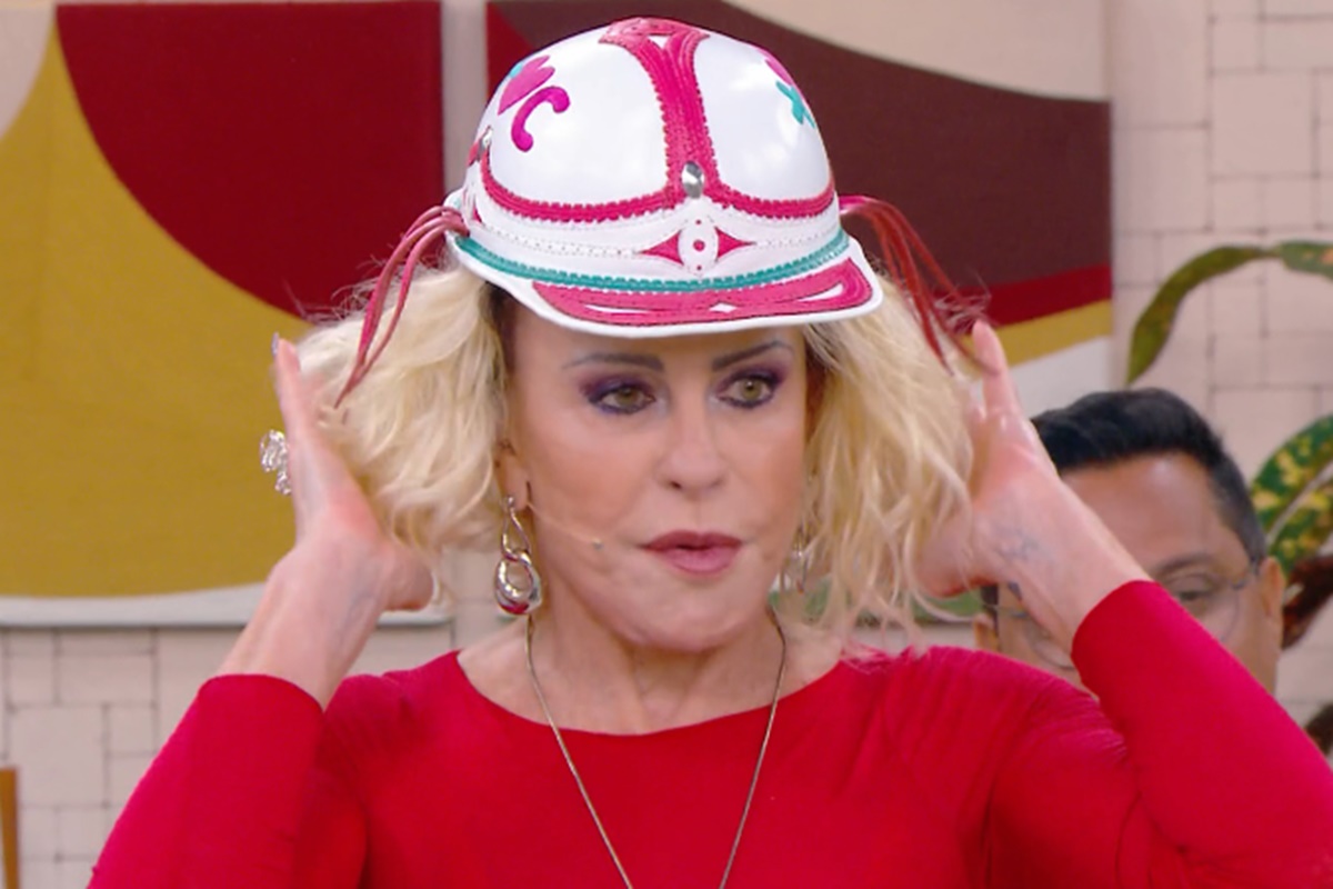 Ana Maria Braga ri com presente de João Gomes: “Parecendo o Bozo”