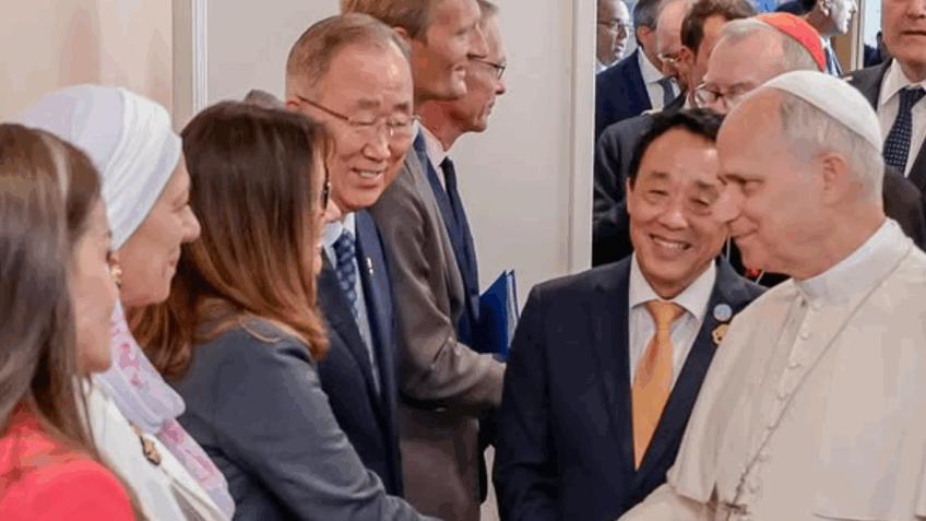 Janja cumprimenta papa em evento do Dia Mundial da Alimentação