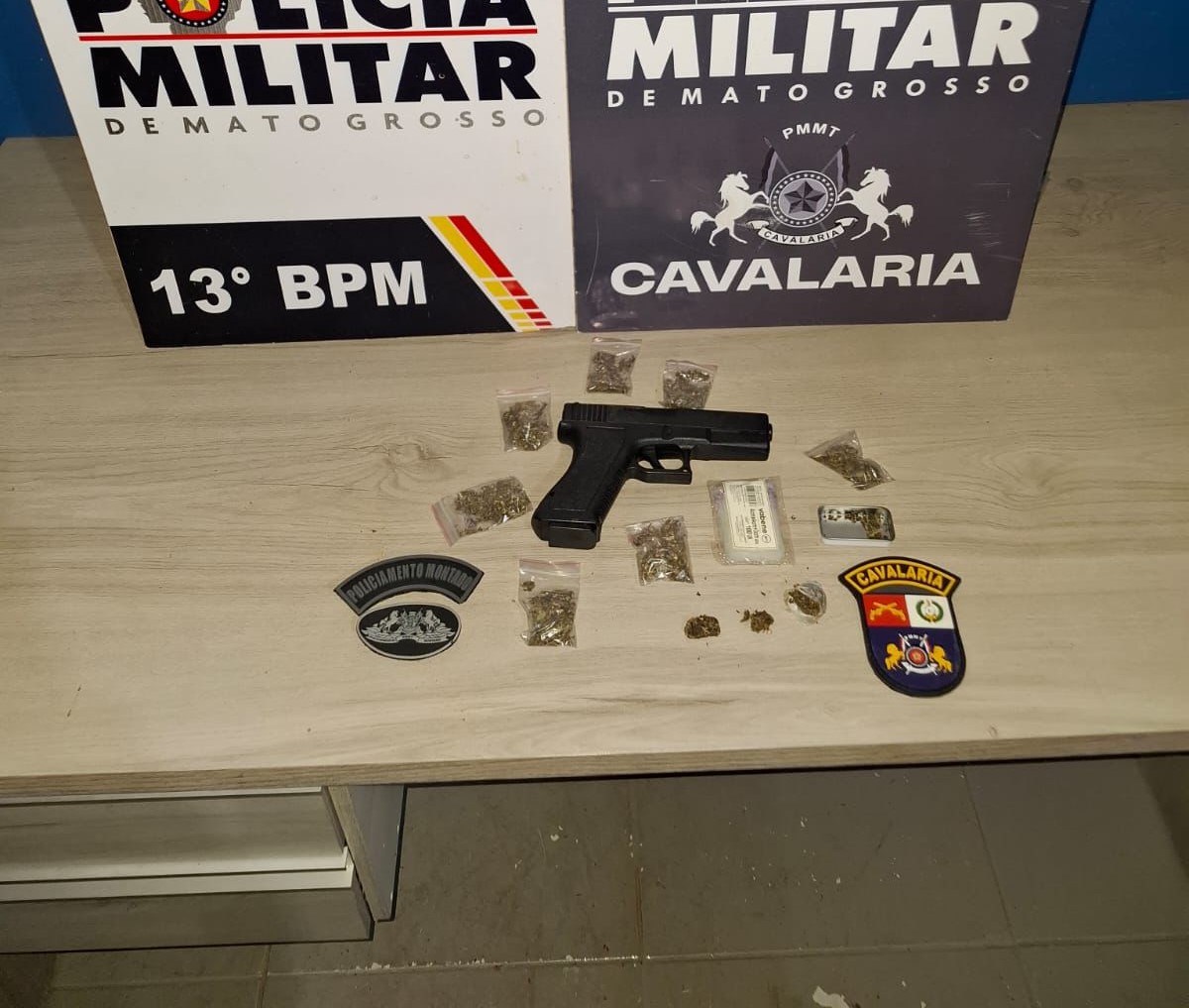 Cavalaria da PM apreende adolescente com diversas passagens criminais, drogas e simulacro de arma de fogo