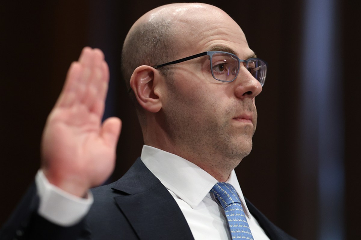 Diretor do Fed indicado por Trump defende corte maior de juros nos EUA