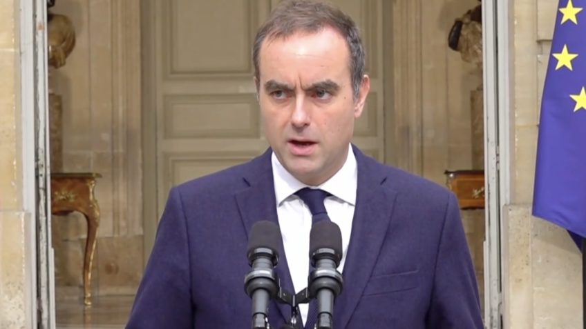 França: primeiro-ministro vence 2 votos de desconfiança