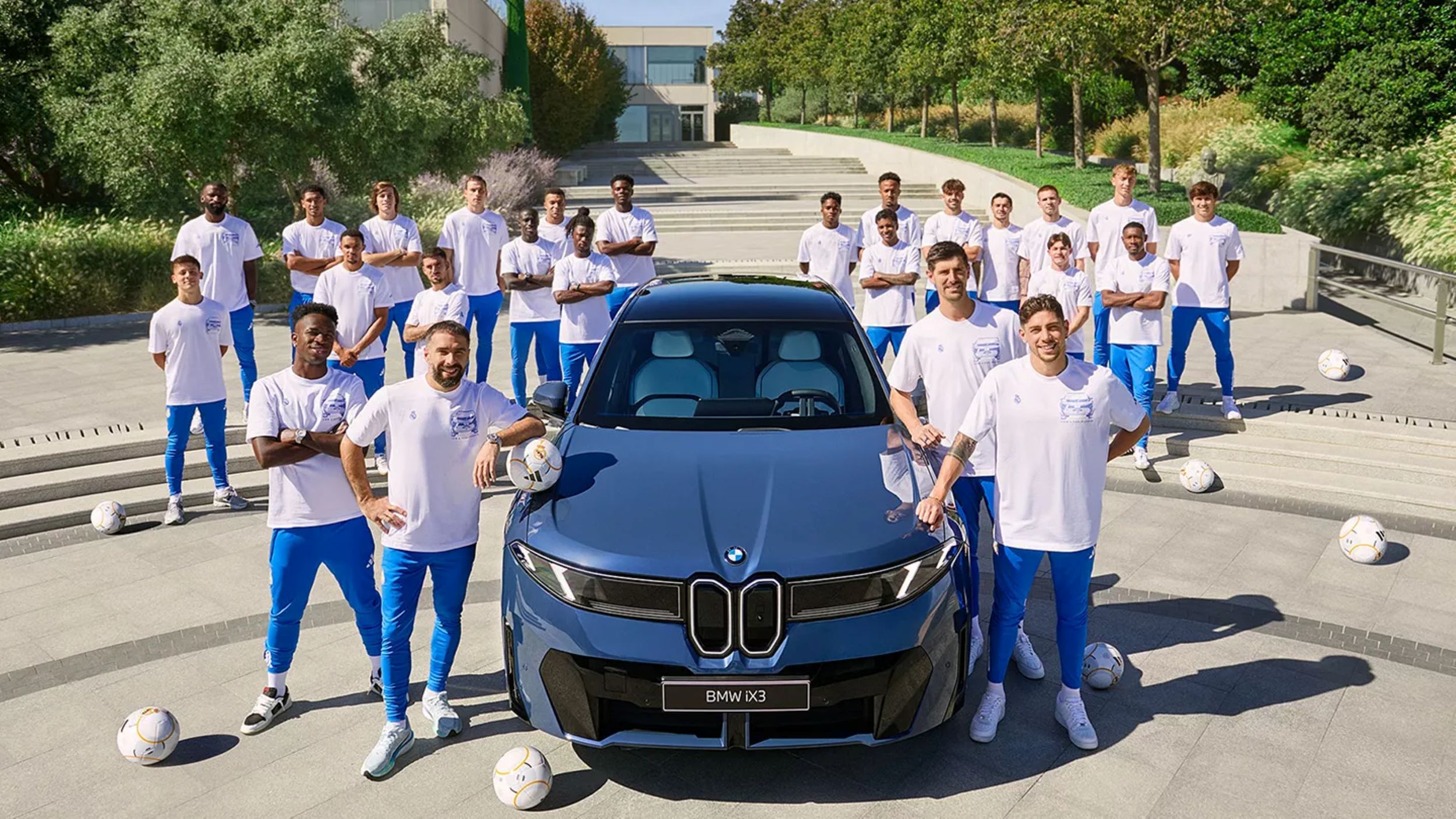 Real Madrid presenteia jogadores com carros de luxo; veja fotos