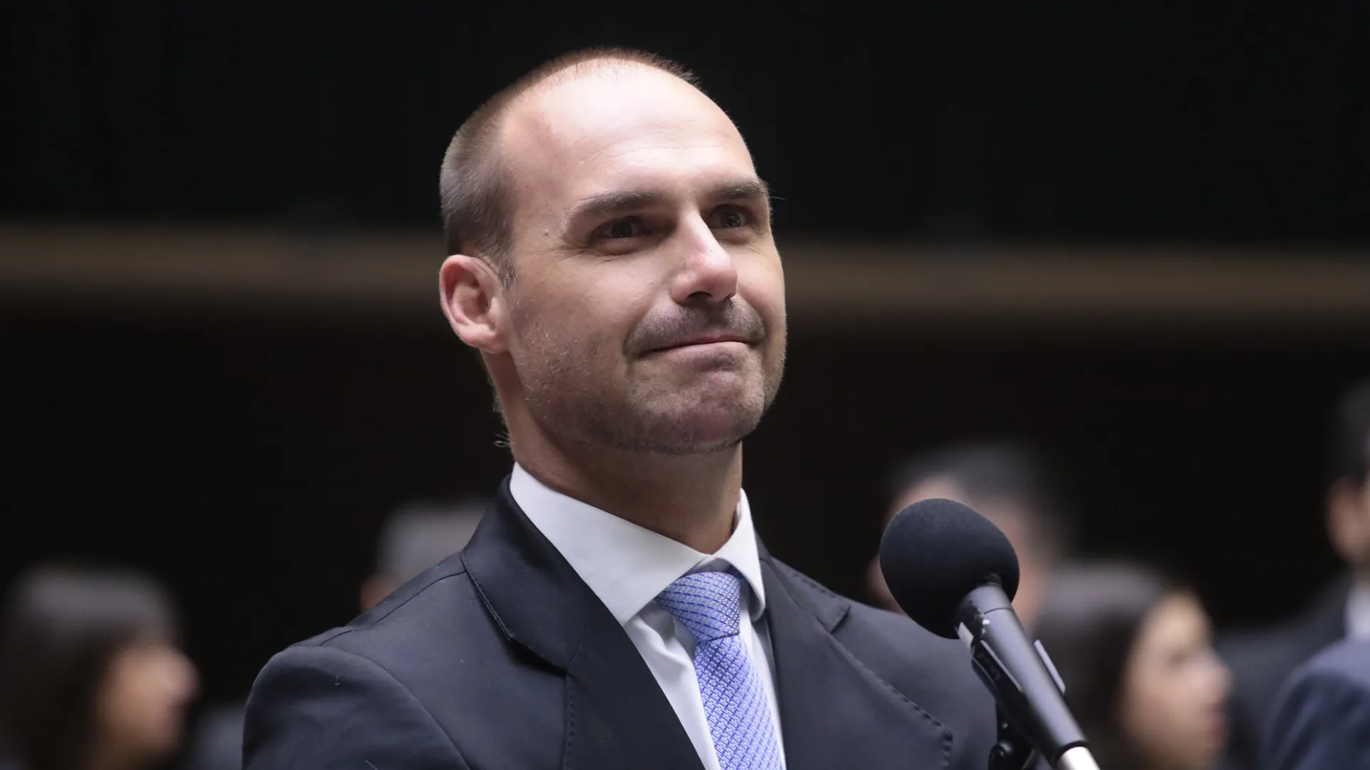 Moraes determina que Defensoria da União assuma defesa de Eduardo Bolsonaro