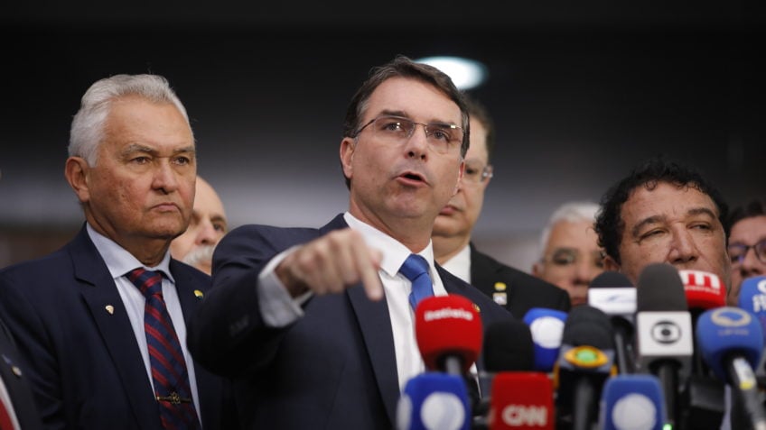 “Sem picanha e sem luz”, diz Flávio Bolsonaro após alerta da Aneel