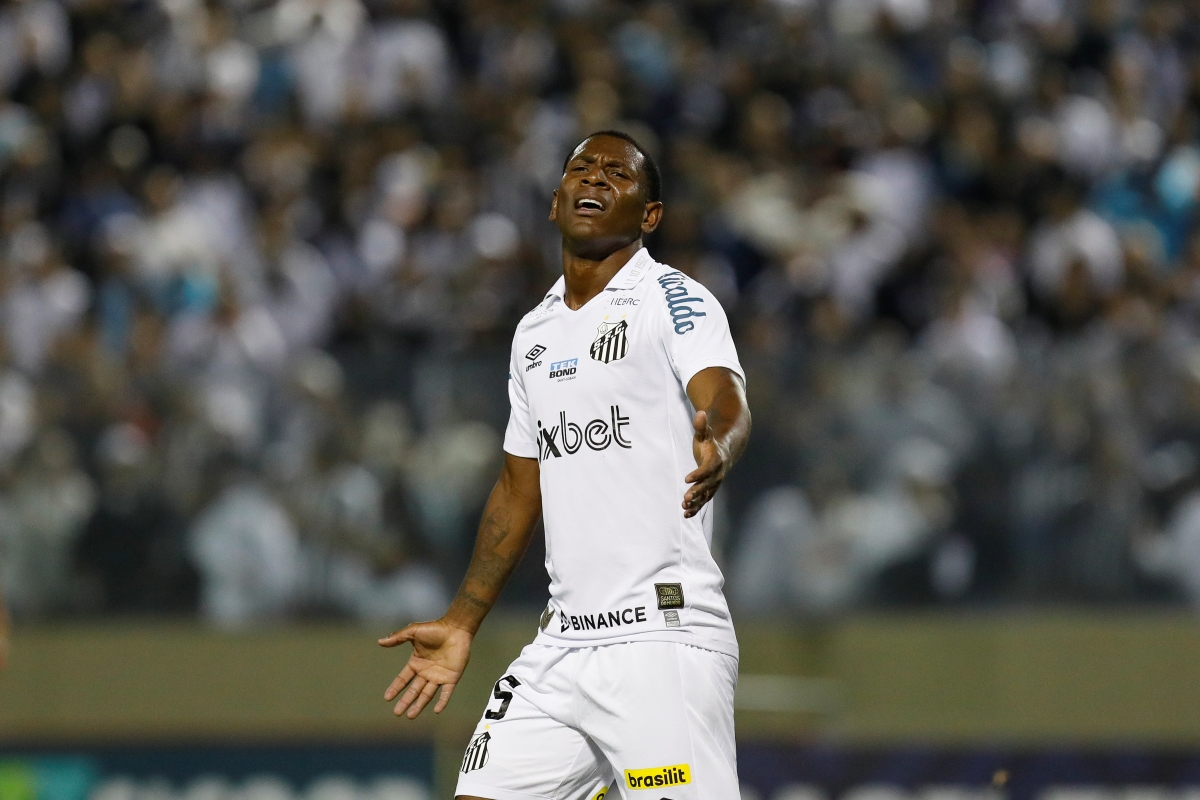 Atacante ex-Santos é baleado a caminho de treino no Equador
