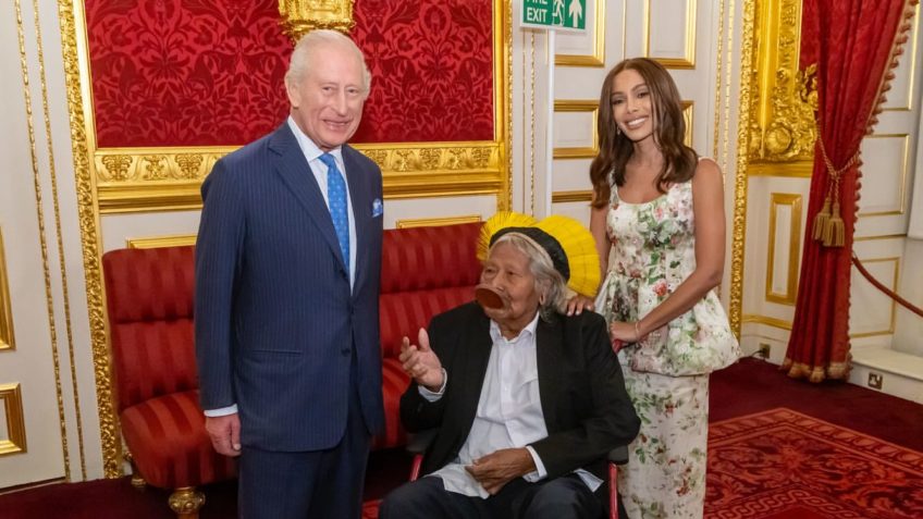 Anitta e Rei Charles homenageiam cacique Raoni em premiação