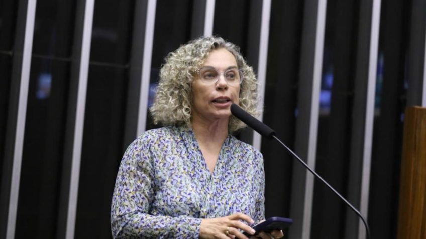 Deputada do PT aciona PGR contra Zé Trovão e Júlia Zanatta