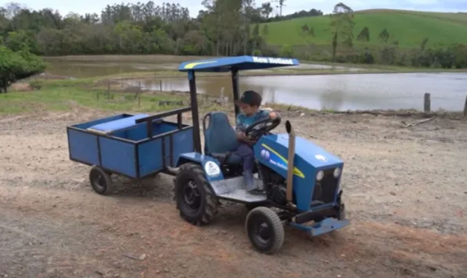 Agricultor constrói mini trator funcional para o filho e encanta a internet; vídeo