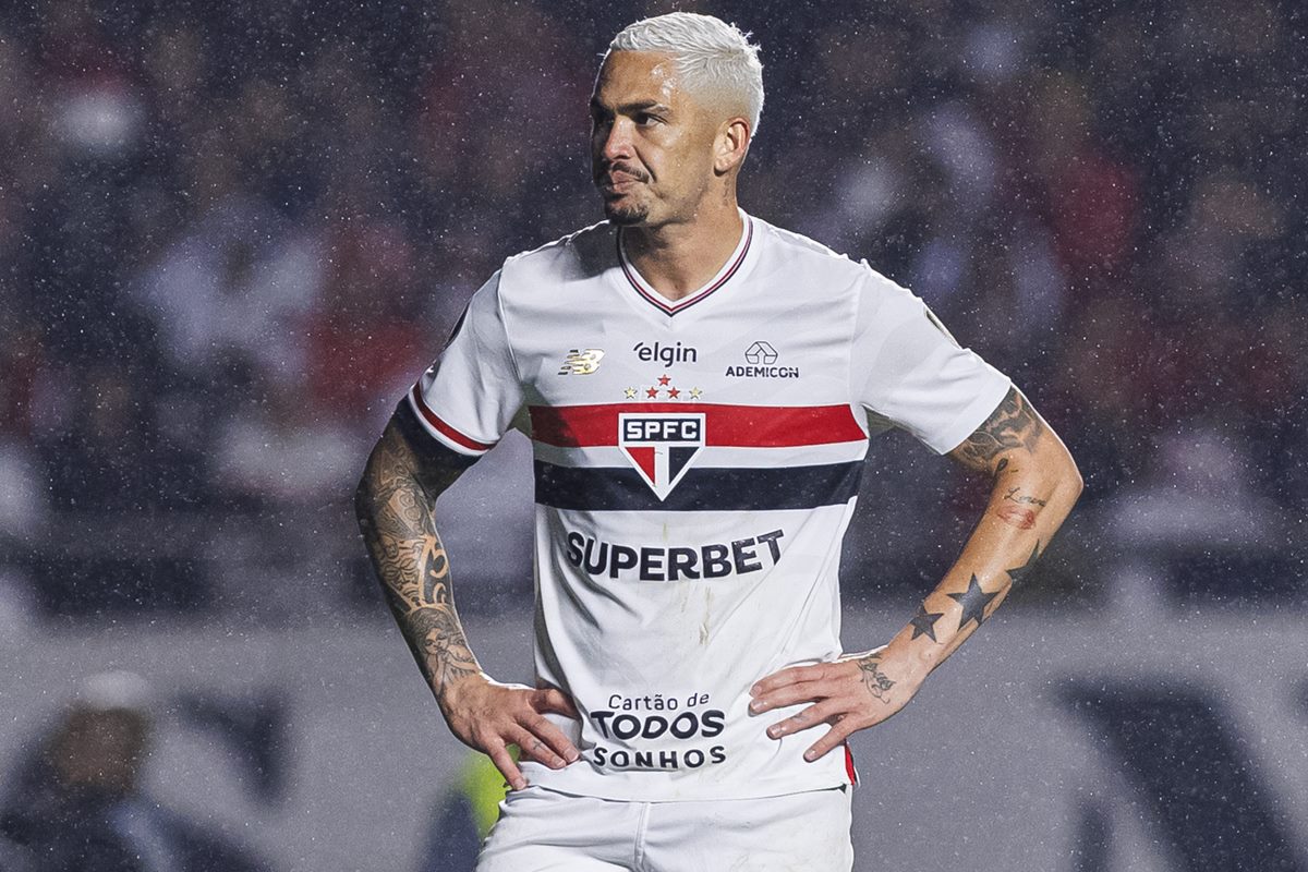 Luciano comete falta técnica na derrota do São Paulo; assista