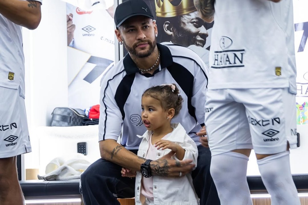 Neymar leva Mavie ao vestiário antes de Santos x Corinthians; assista