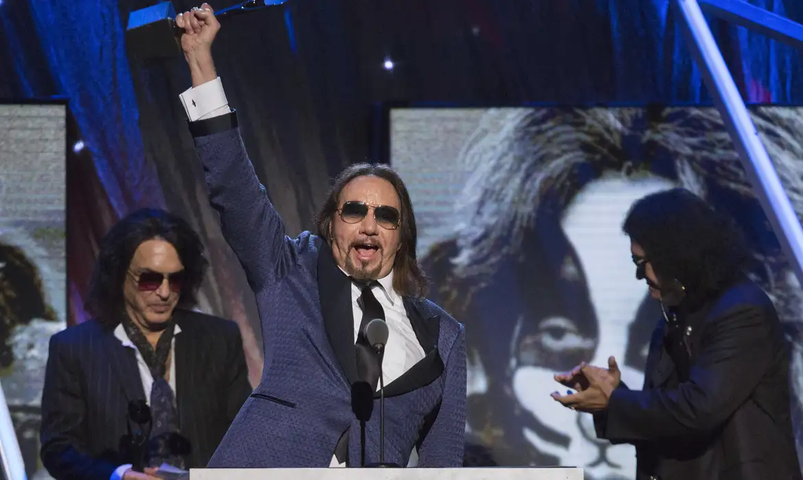 Ace Frehley, guitarrista fundador do Kiss, morre aos 74 anos