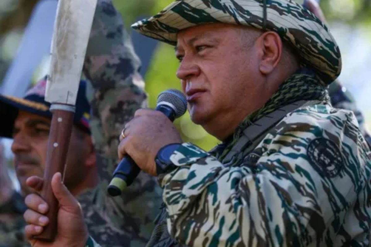 Venezuela: com facão na mão, ministro de Maduro desafia os EUA