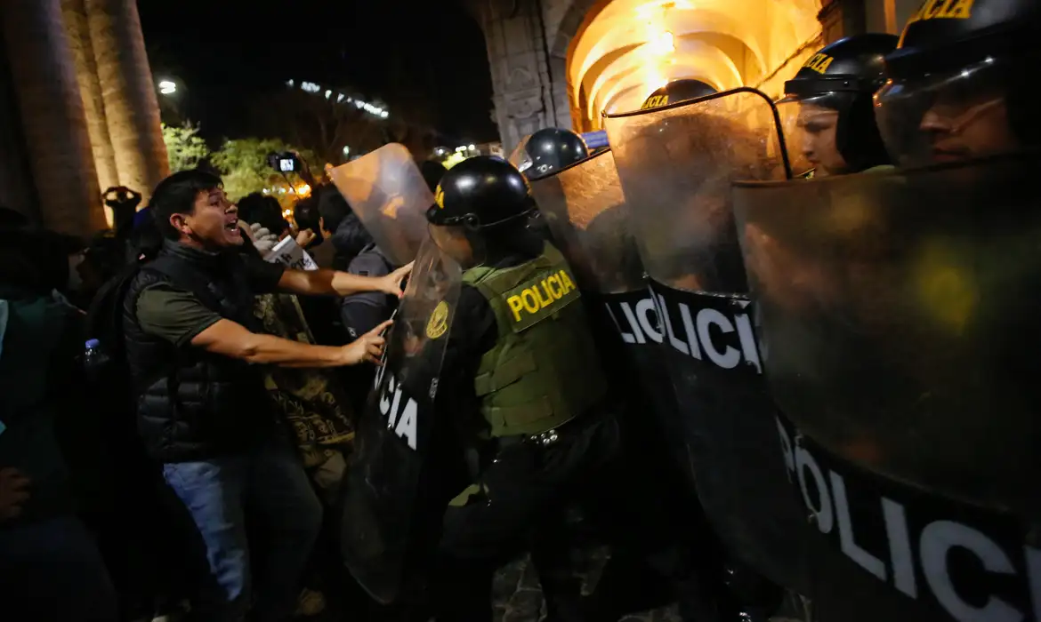 Peru prepara estado de emergência após protestos contra criminalidade