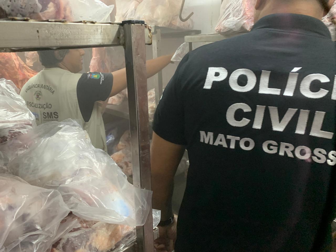 Polícia Civil e Vigilância Sanitária interditam açougue por falta de higiene em Cuiabá