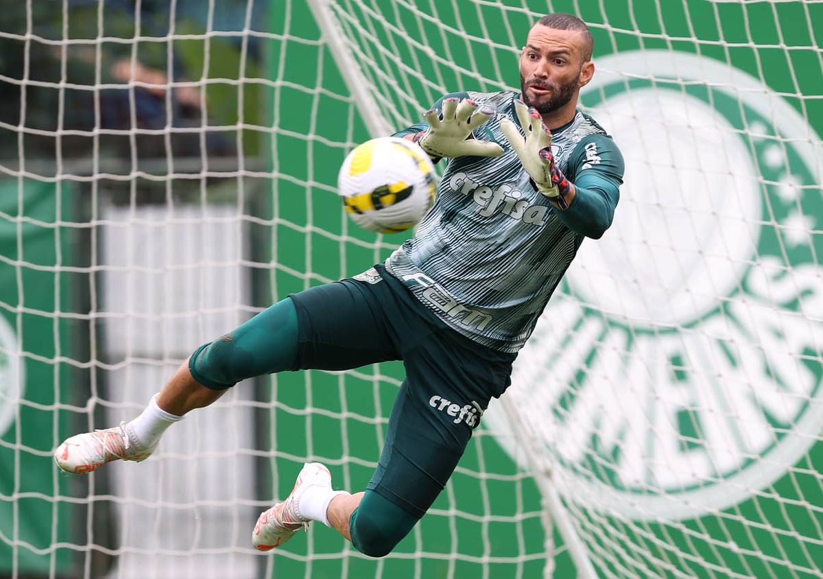 Weverton tem lesão e vira dúvida para Flamengo x Palmeiras