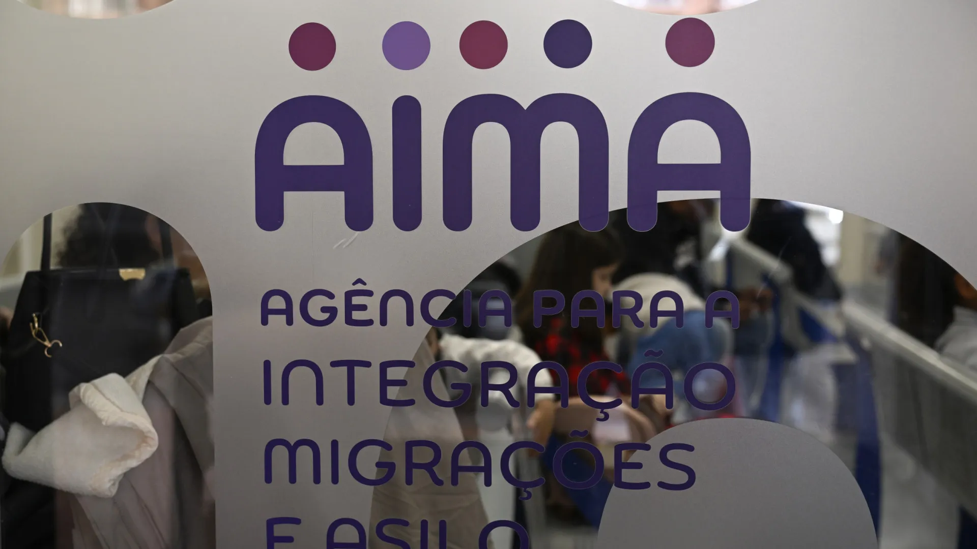 Fila em agência de imigração de Portugal faz estrangeiros passarem a noite na calçada
