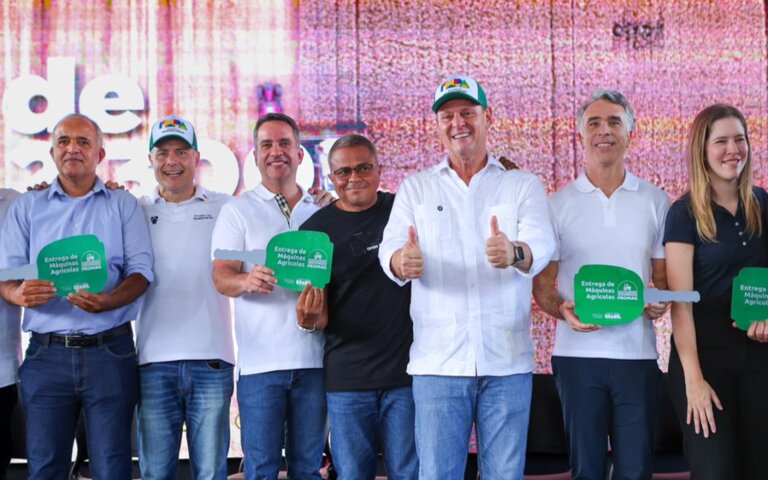 Ministros Carlos Fávaro e Renan Filho entregam máquinas agrícolas a 26 municípios de Alagoas por meio do Promaq