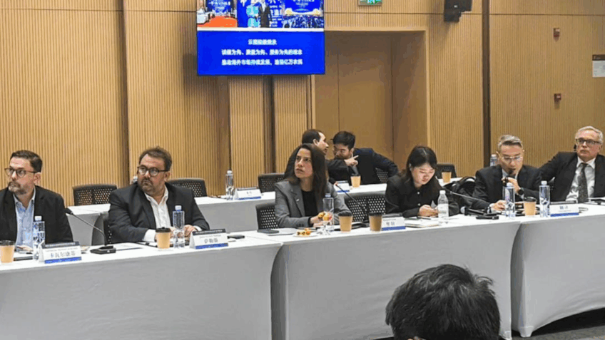Governadora de Pernambuco visita centro tecnológico na China